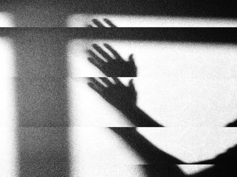 Schatten einer erhobenen Hand und eines Armes auf einer Wand, von Lichtstreifen durchbrochen. Symbolbild für häusliche Gewalt.